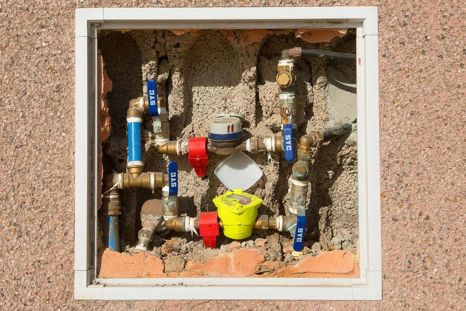 Contadores de agua instalados en una arqueta de la fachada