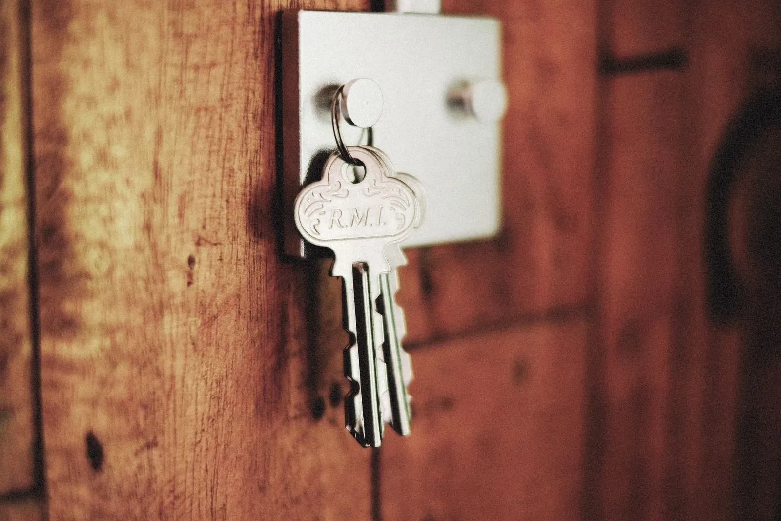 Llaves colgadas en la puerta de una vivienda nueva
