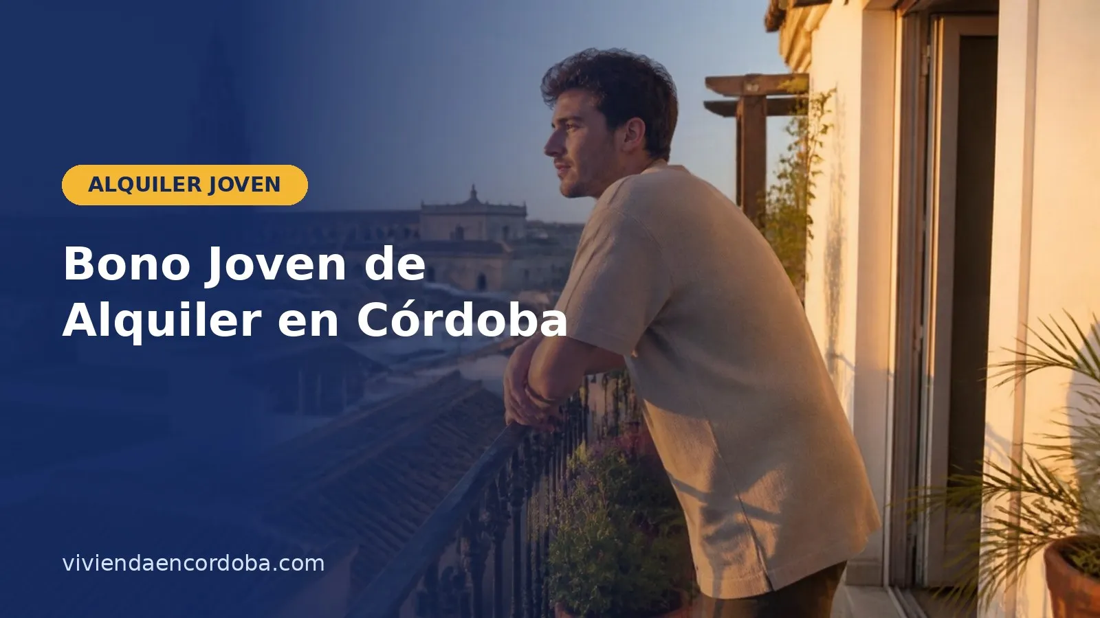 Joven en el balcón de su piso de alquiler en Córdoba mirando los tejados del casco antiguo, imagen sobre el Bono Joven de Alquiler