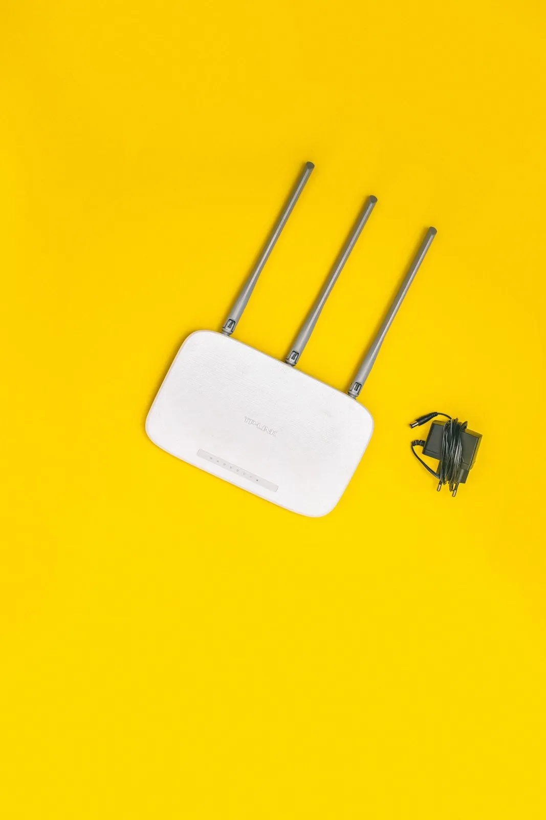 Router wifi blanco sobre fondo amarillo