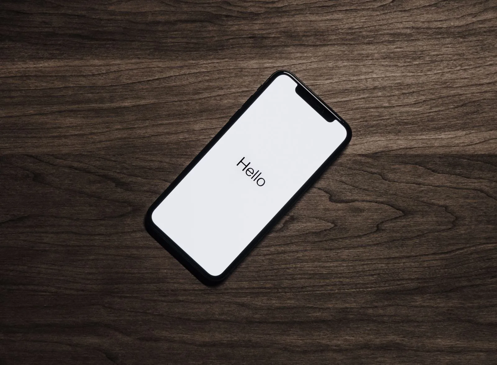 Persona sujetando un teléfono móvil