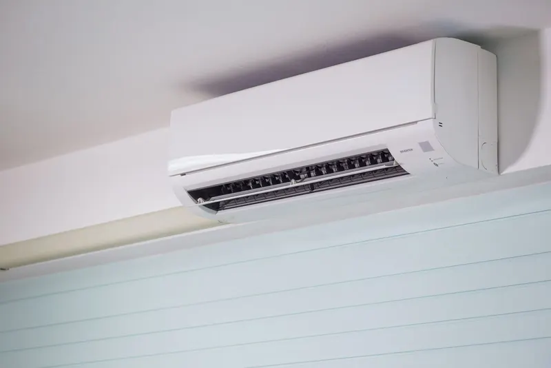 Aire acondicionado en Córdoba: split instalado en la pared de una vivienda