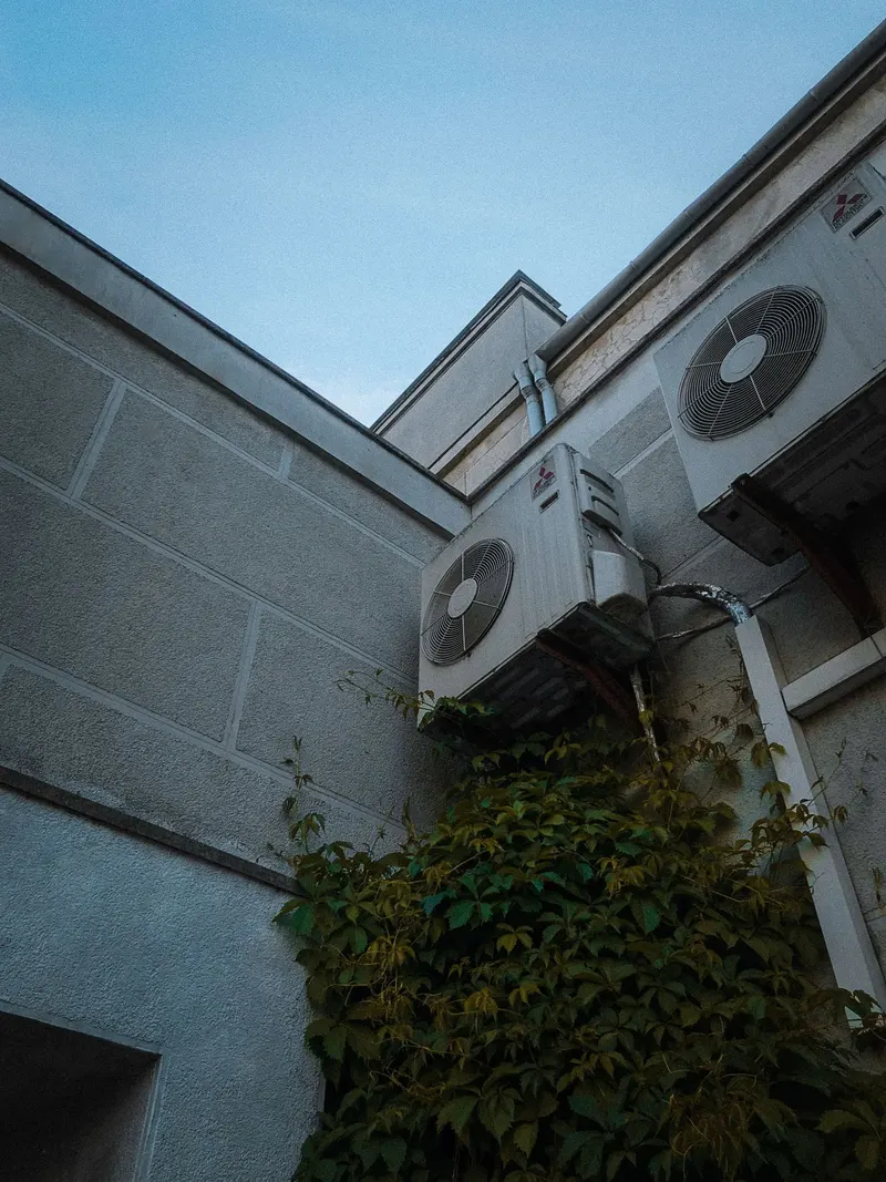 Unidades exteriores de aire acondicionado instaladas en la fachada de un edificio