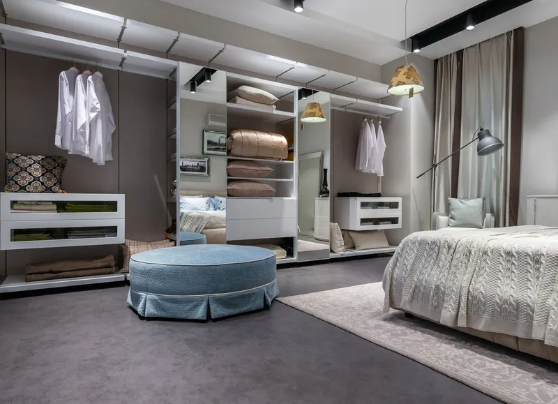 Vestidor a medida con baldas y barras en un dormitorio de Córdoba