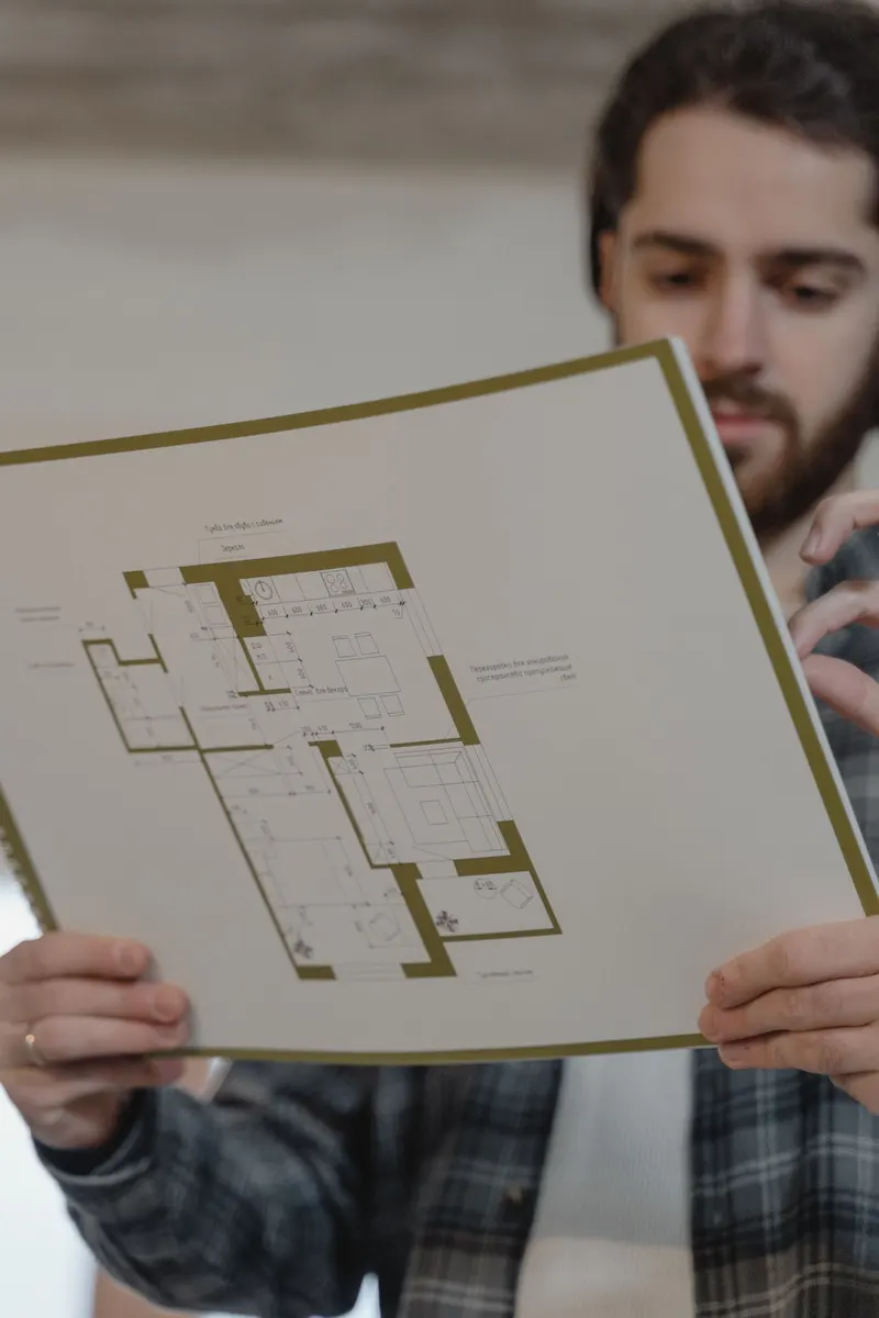 Técnico revisando el plano de una vivienda para el certificado energético en Córdoba