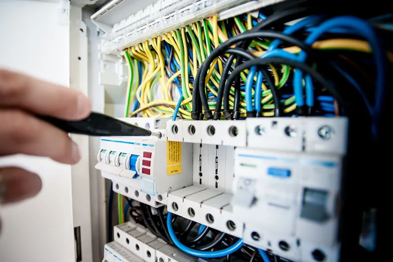 Electricista reparando una avería en los automáticos de una vivienda en Córdoba