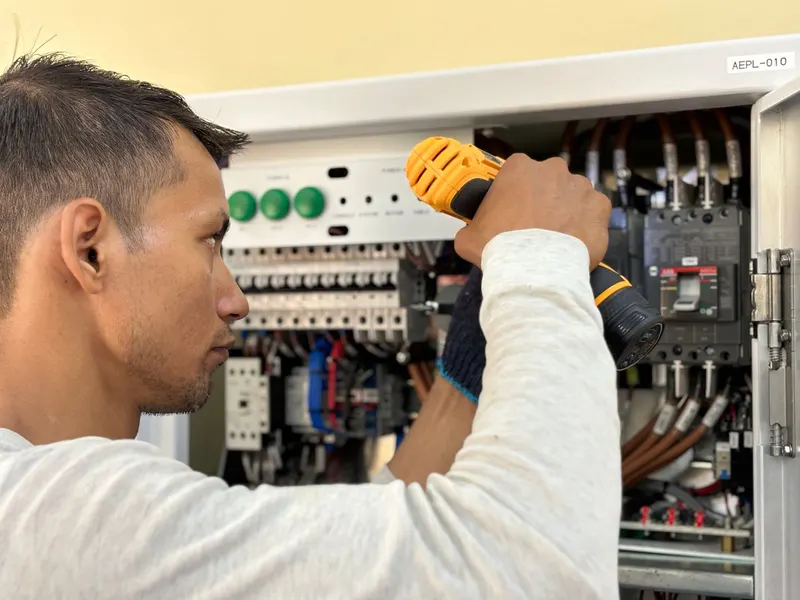 Electricista autorizado revisando una instalación para emitir el boletín eléctrico en Córdoba