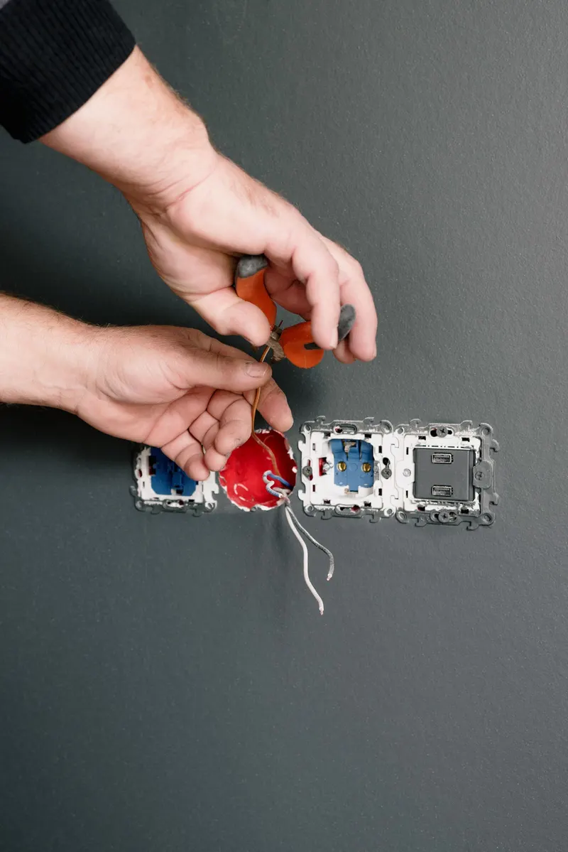 Electricista instalando enchufes en una vivienda de Córdoba
