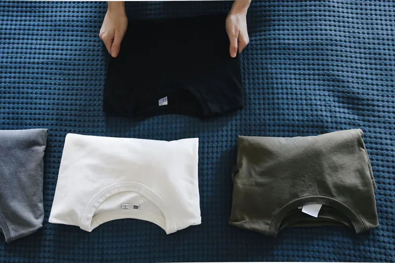 Camisetas dobladas sobre una cama