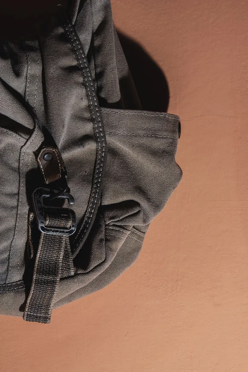 Mochila de viaje gris