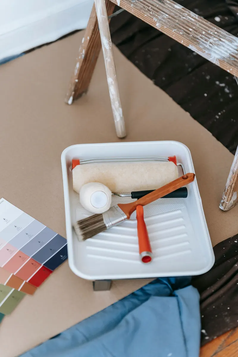 Rodillo, brocha y muestras de colores para pintar una casa en Córdoba