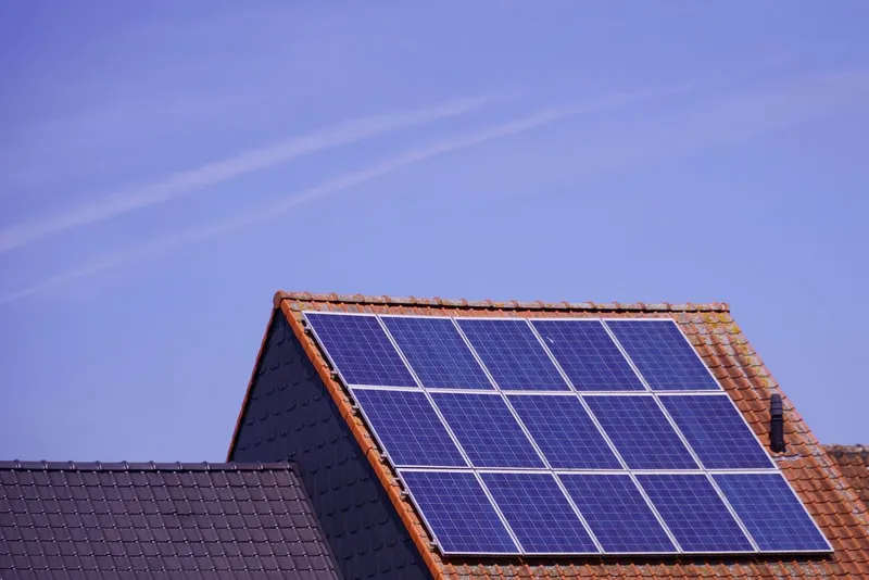 Placas solares sobre el tejado de una vivienda en Córdoba