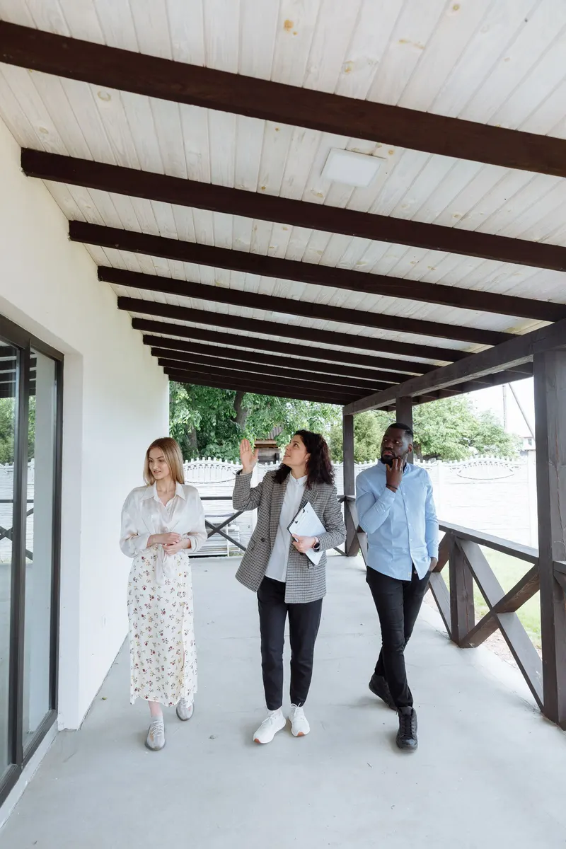 Agente inmobiliario enseñando una vivienda en Córdoba durante una valoración