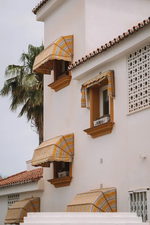 Toldos en las ventanas de una casa andaluza en Córdoba