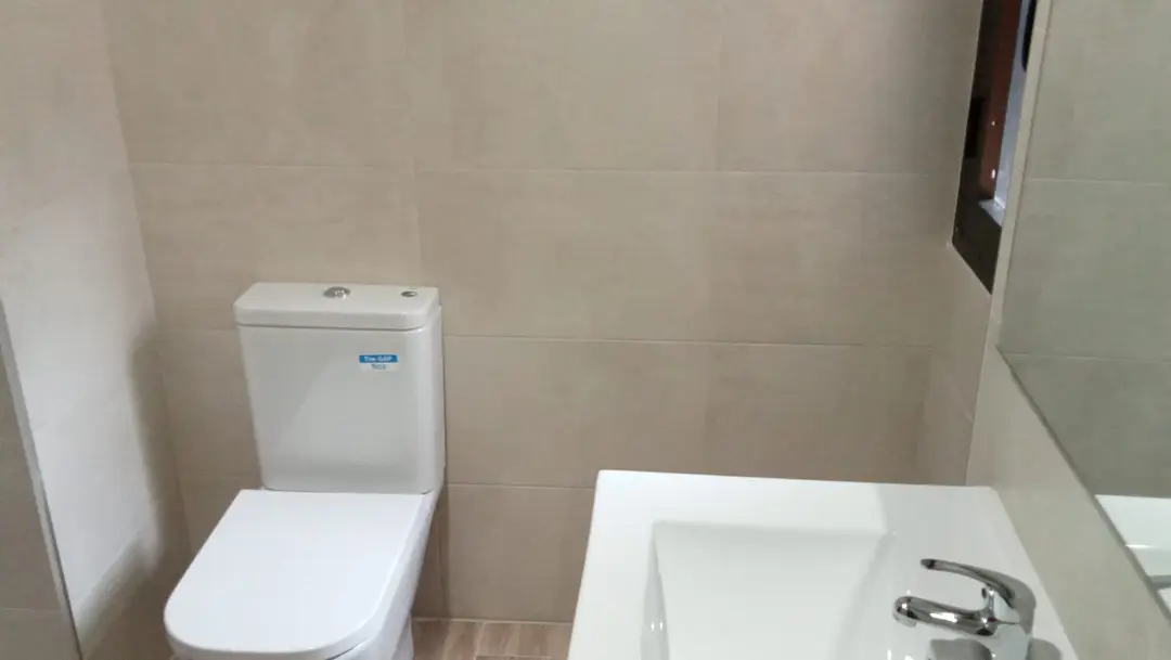 Baño del piso en alquiler en Camino de los Sastres