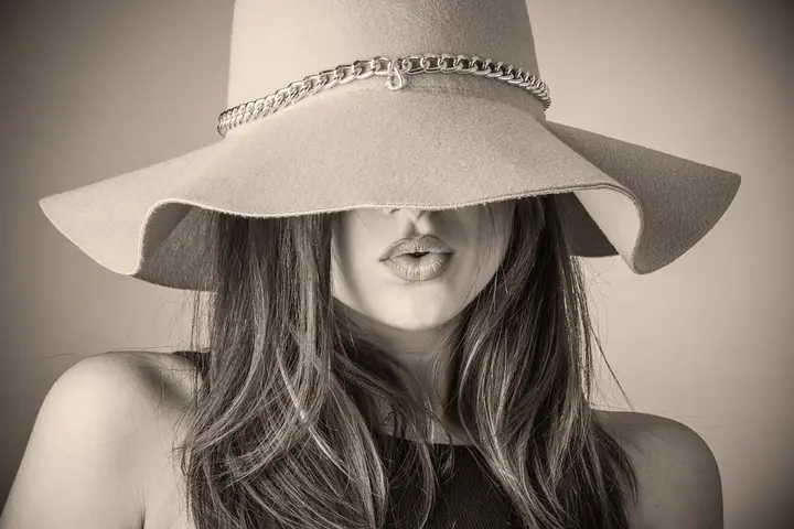 Mujer con sombrero, moda de Amazon para el día a día
